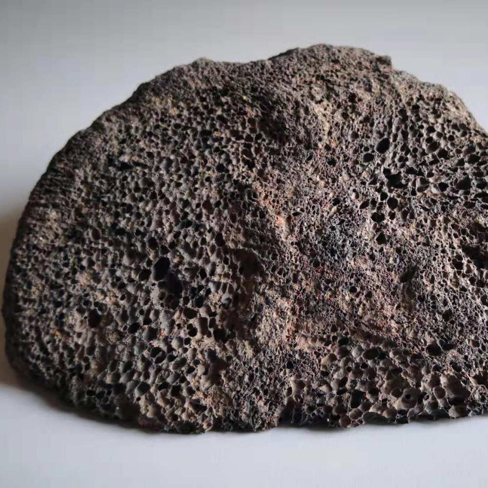 Породы вулканического происхождения. Пемза вулканическая лава. Вулканическая порода базальт. Вулканический базальт камень. Базальт вулканическая лава камень.